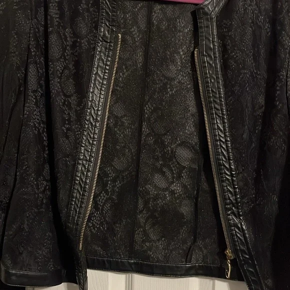 Lace too very cute never been worn - Picture 2 of 3